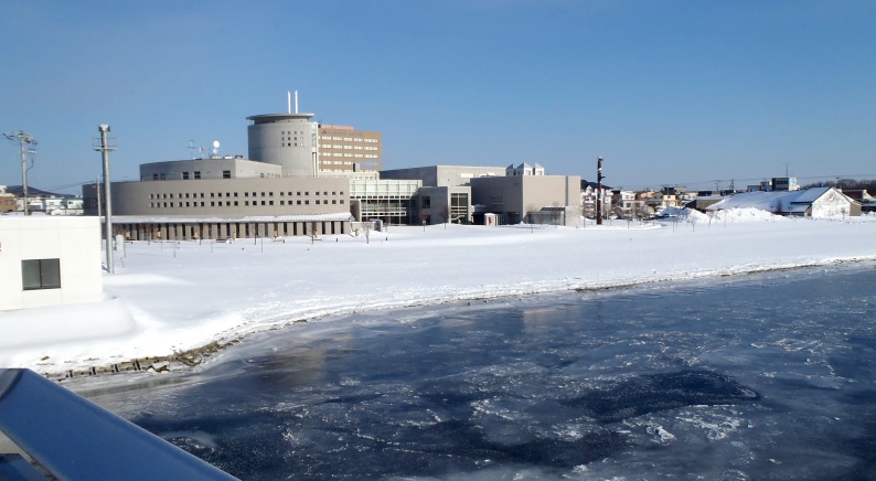 fig.00 結氷した網走川のほとりに建つ、
オホーツク・文化交流センター(網走市)