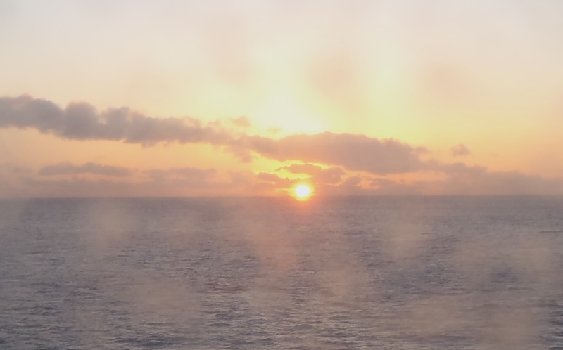 fig.01 「さんふらわあ　さっぽろ」デラックスルームから見る太平洋の日の出