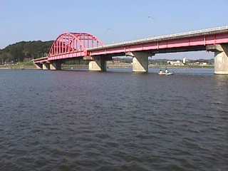 中央部の加茂橋です